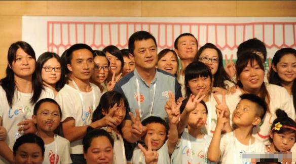 李亚鹏被夸疯了，
不是公益作秀，也不是刻意营销，
而是因为他带着嫣然天使基金扎扎
