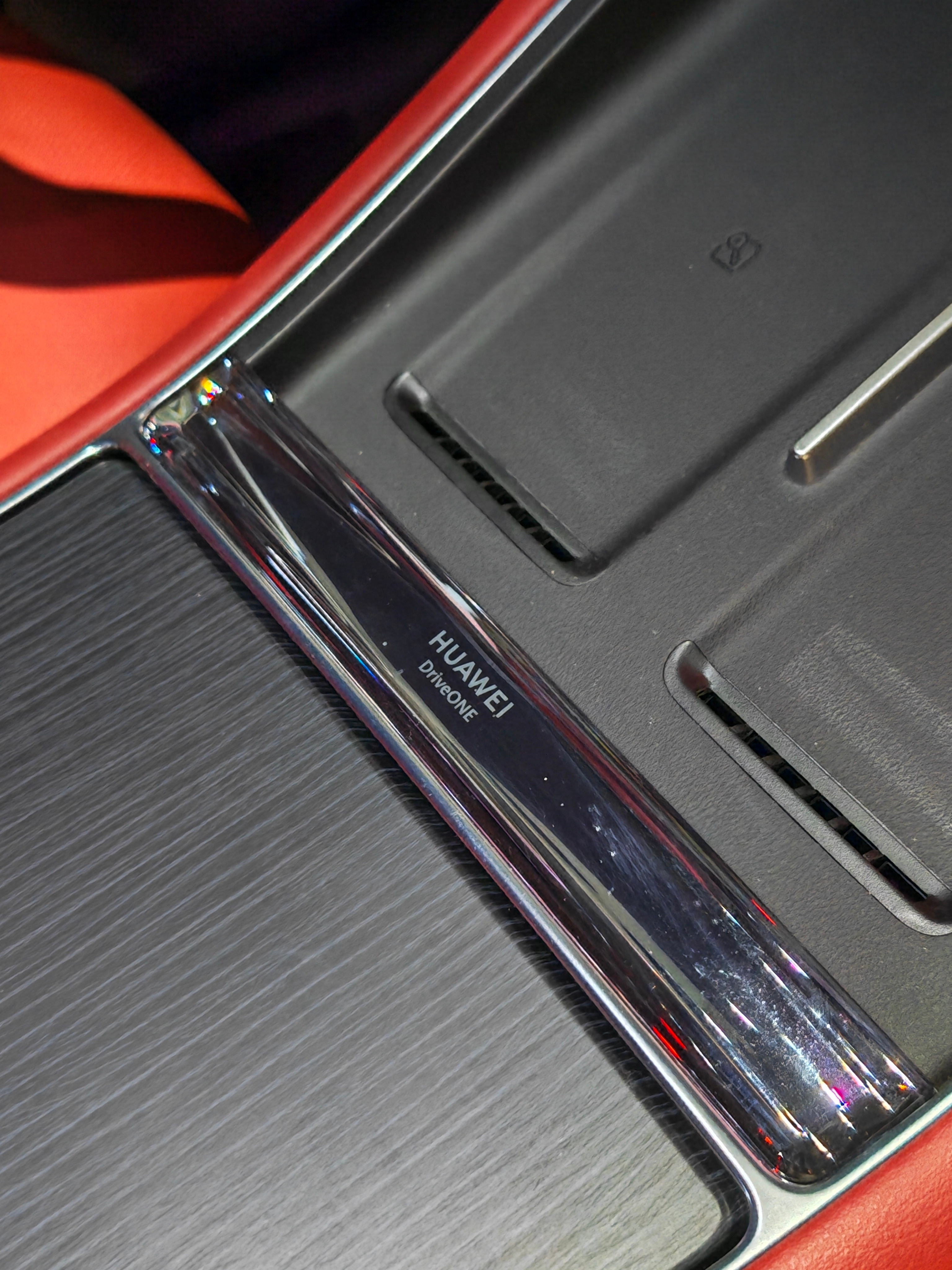 养车成本上涨还好吧，我是电车，目前充电是未涨价。保险方面今年是第二年，3700的