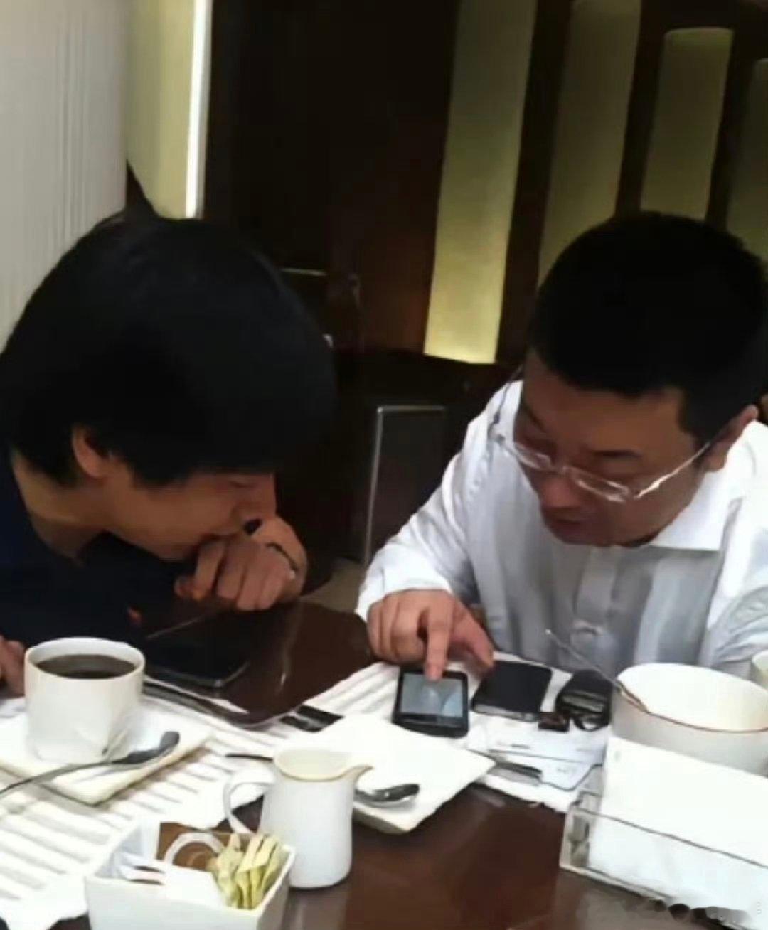 雷军[超话] 小雷在研究啥呢 ​​​