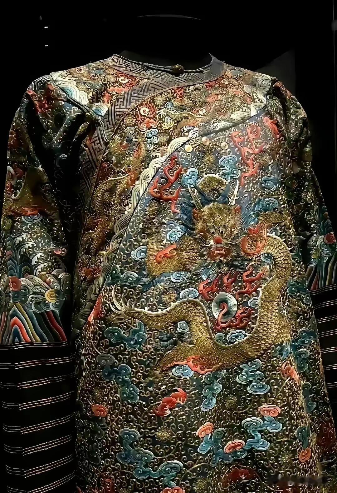 看到大英博物馆里的清代龙袍，不得不说那满工满绣的工艺确实精细，细节满满。不过这花