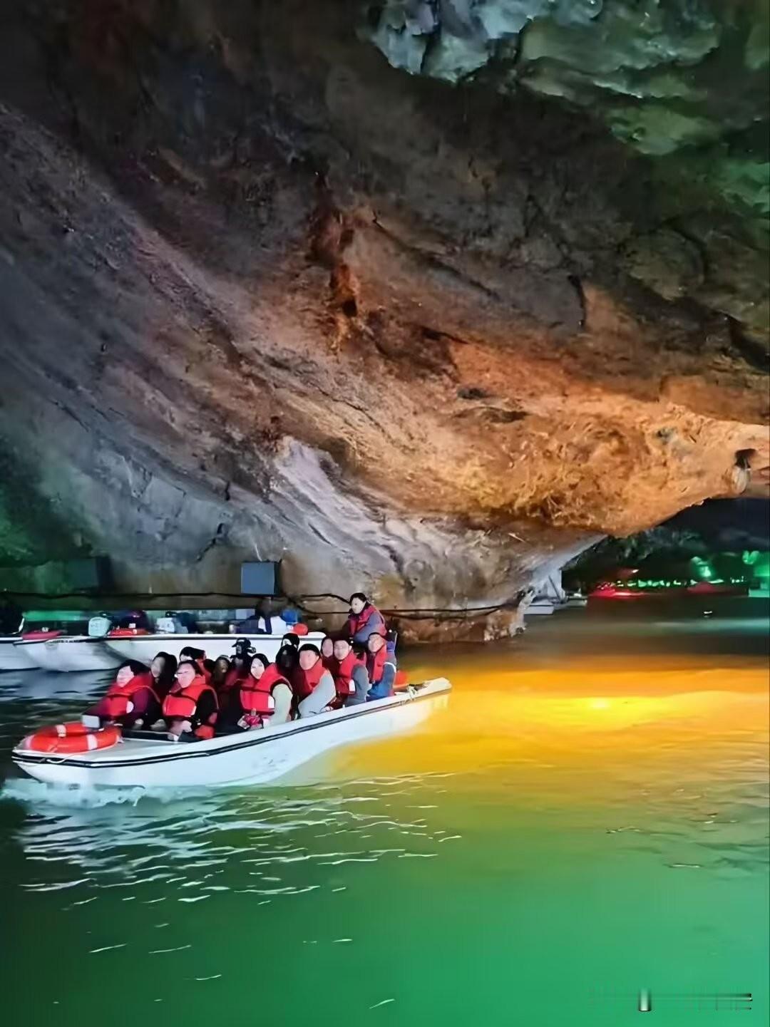 现在有车有闲，谁还跟团旅游？趁五一放假，暂别钢筋水泥刷手机，带着爱人，陪同孩子，