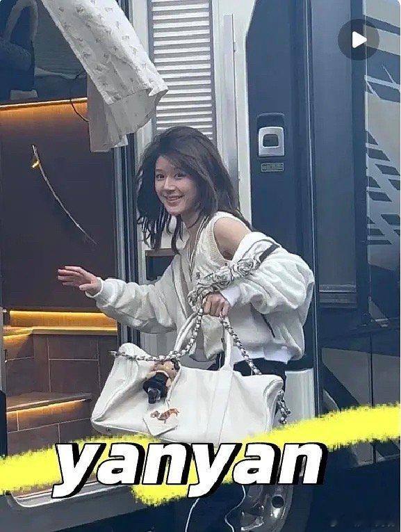 赵露思又有新鲜流浪汉造型了[允悲] 