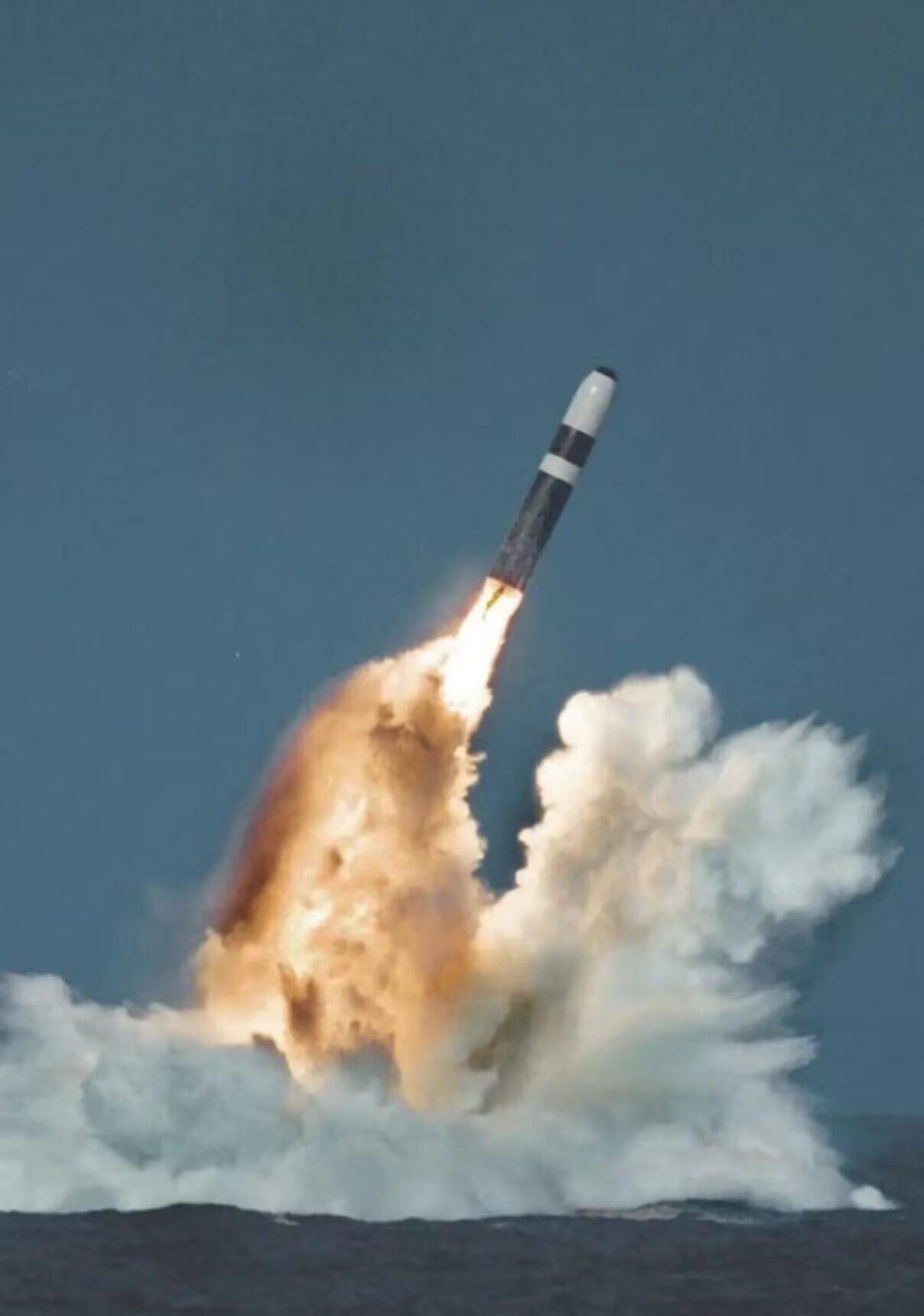 三叉戟D5（UGM-133A）是美国海军现役最先进的潜射弹道导弹，凭借超远射程、