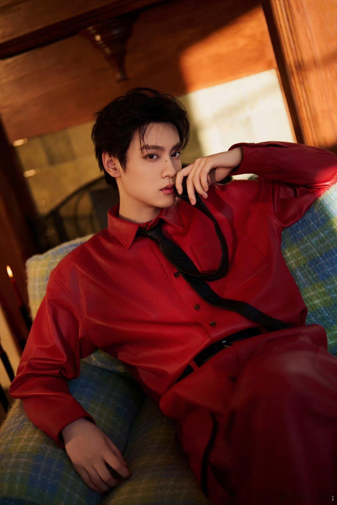 田栩宁 txn未完待栩 “就像万千星空中那一颗最亮的星 穿过了云际拨开迷雾只为了