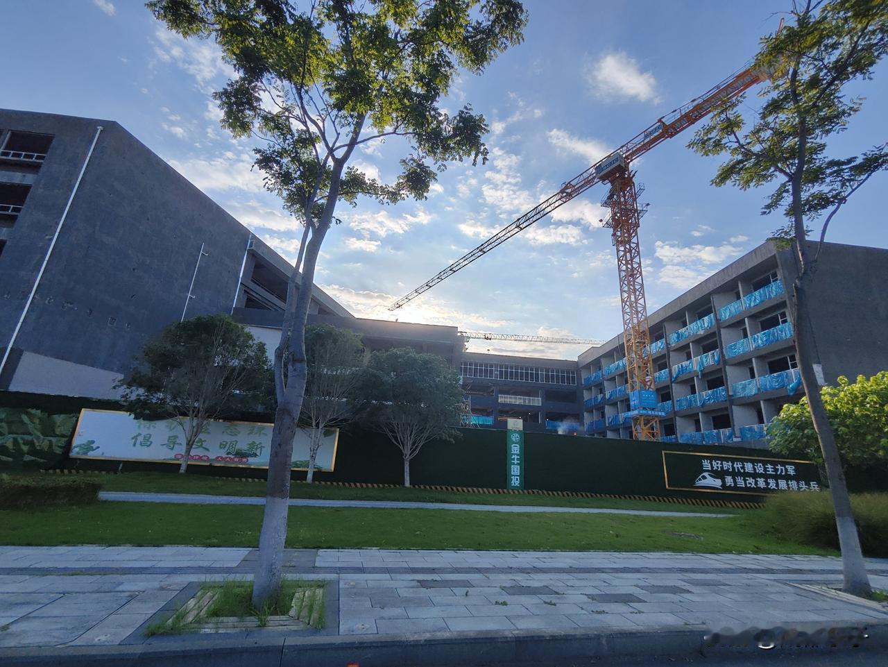 成都凤凰山体育公园k9学校目前主体已经修好，明年肯定能投入使用，目前还未宣布谁来