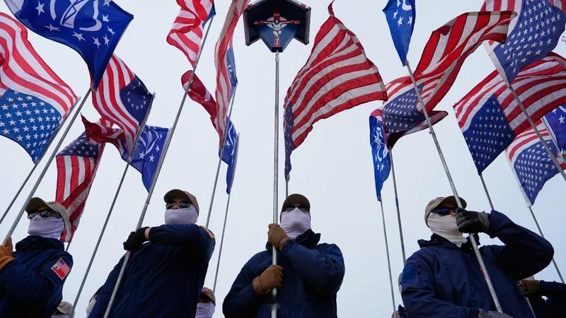 美国极右组织借250周年庆典在华府举行大规模游行 这篇《赫芬顿邮报》报道聚焦于美