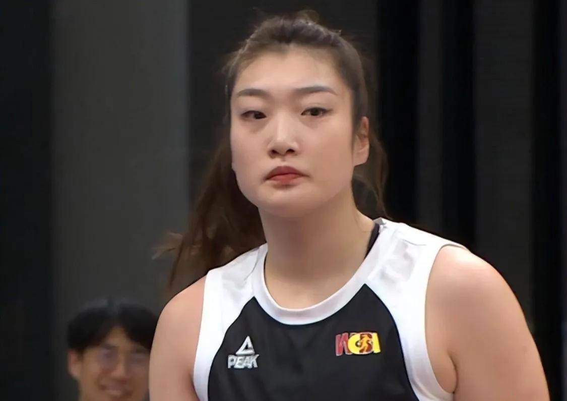 张隆前妻向篮协施压，李梦道德败坏，应该被女篮开除。近期中国女篮核心李梦与张隆前妻