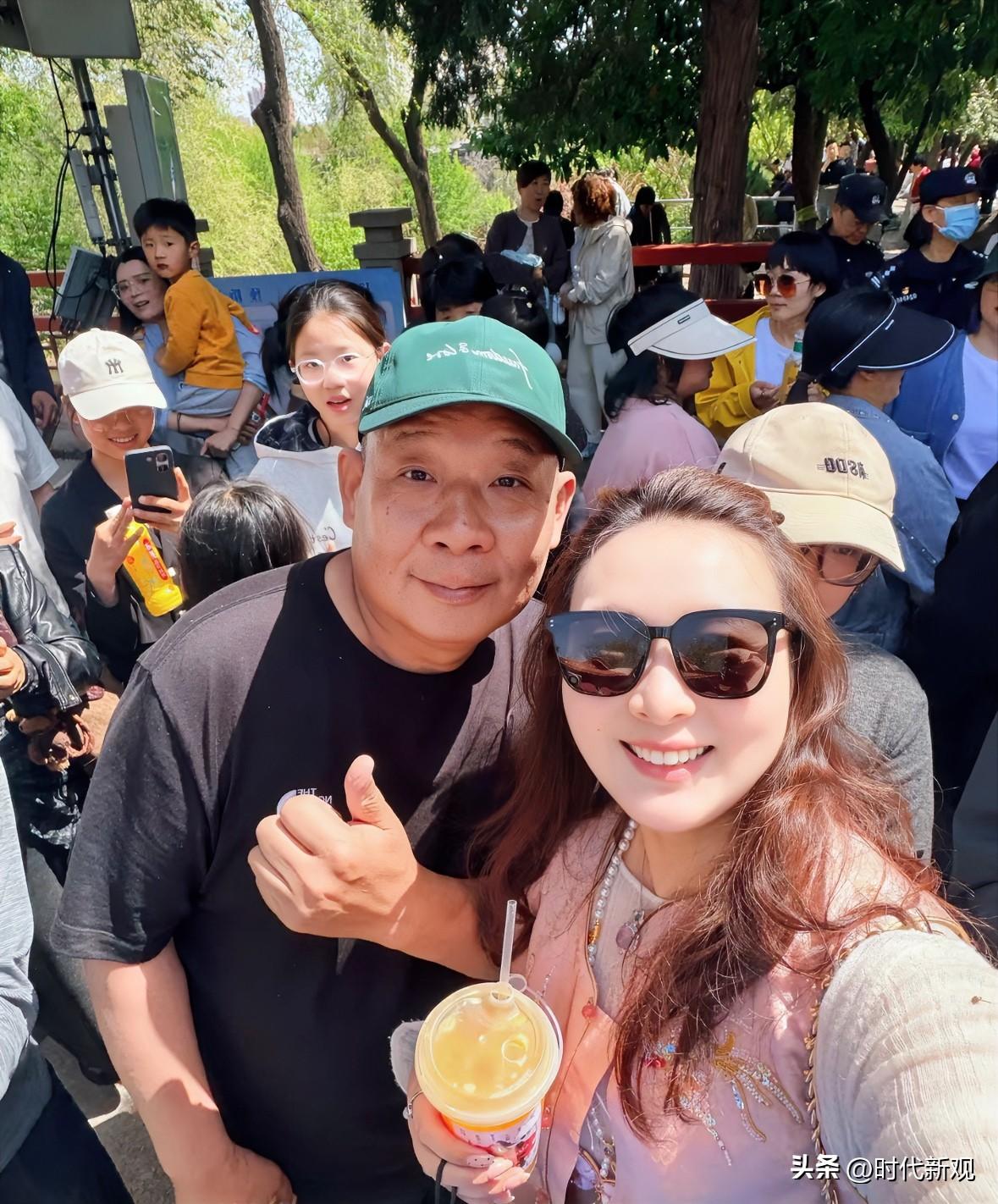 4月4日，清明第一天假期，河南胖东来的创始人于东来现身河南洛阳王城花园观赏牡丹花