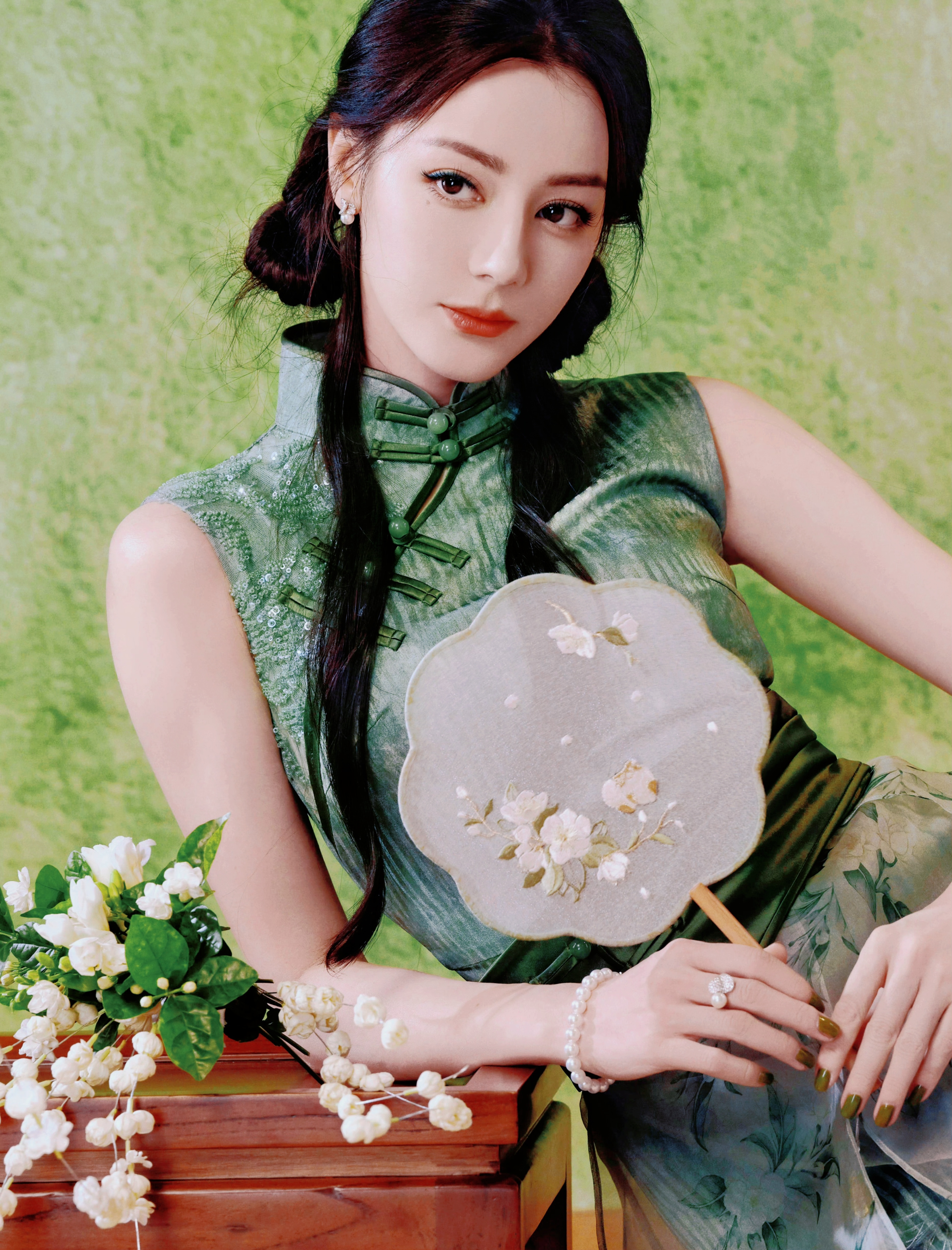 迪丽热巴工作室 还不出图 终于等到出图了！巴巴依旧很美！但是工作室有点浪费热巴的