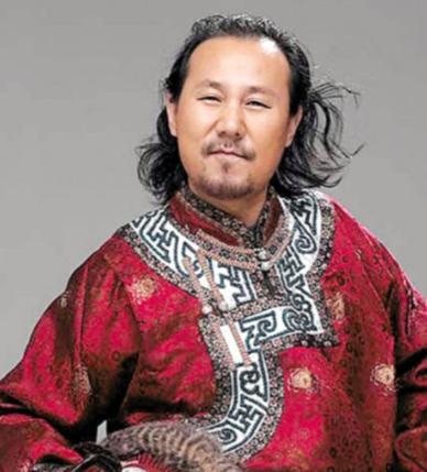 2000年，腾格尔在蒙古的所有酒楼全部倒闭，老婆也离婚了，价值85w的玉马，在醉