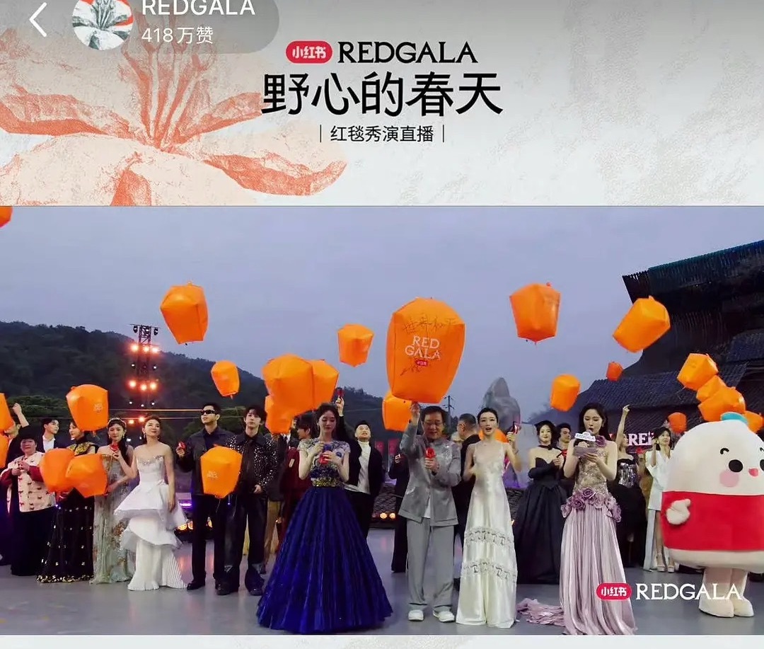 网友发现这个活动大合影都没有虞书欣，问她是不是被rfs了🤔虞书欣 祝绪丹