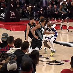 争议判罚改写结局：阿夫迪亚肘击威少脸部反判威少犯规 国王加时憾负开拓者

北京时