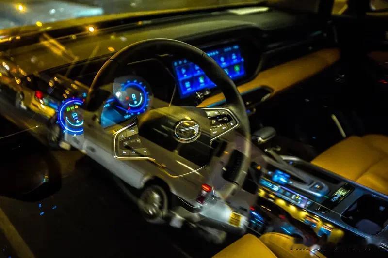 20万买7座“巴士”，需考量自身需求。当下大尺寸新能源SUV众多，不过20万以内