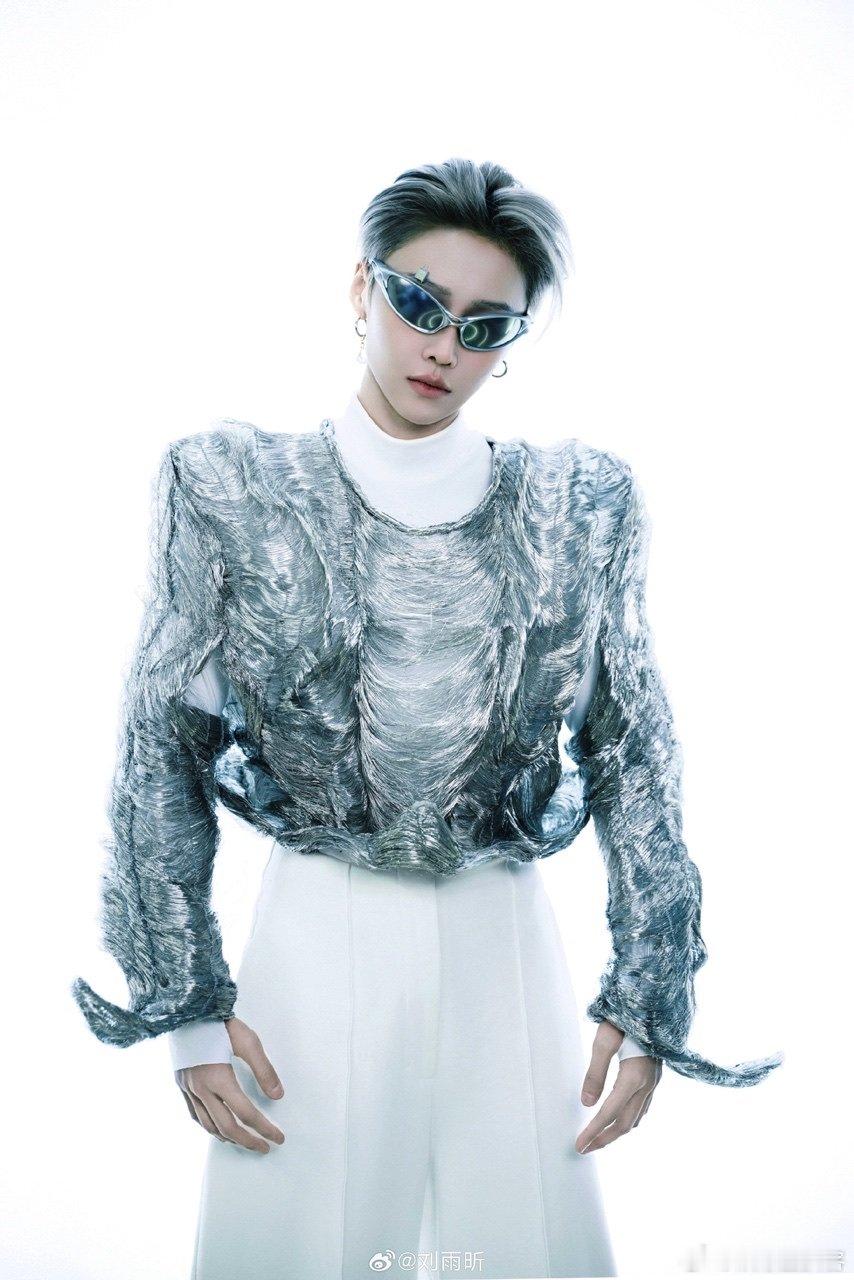 刘雨昕一把挽住爸爸 谁懂啊！酷飒舞台女王在爸爸身边秒变黏人小棉袄，胳膊挽得紧紧的