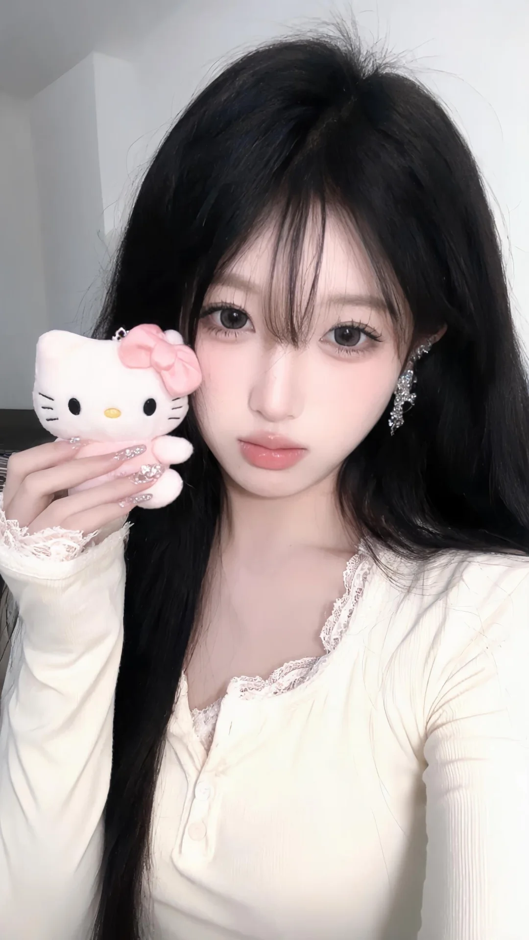 随手拍画面，曝光，冷色调，漂亮会说话的眼睛，超高颜值美少女，五官清晰...