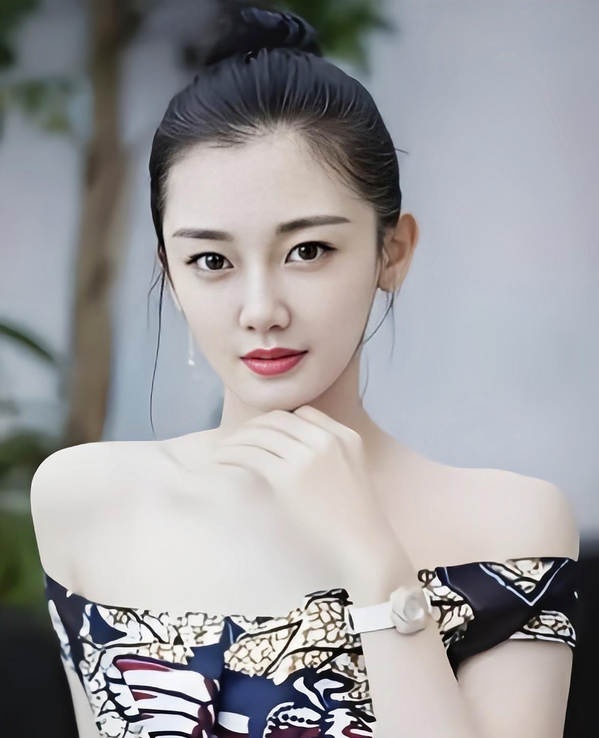 四年三胎，到底是幸福还是压力。
很多人看见的是热闹。
也有人第一反应是心疼。
毕