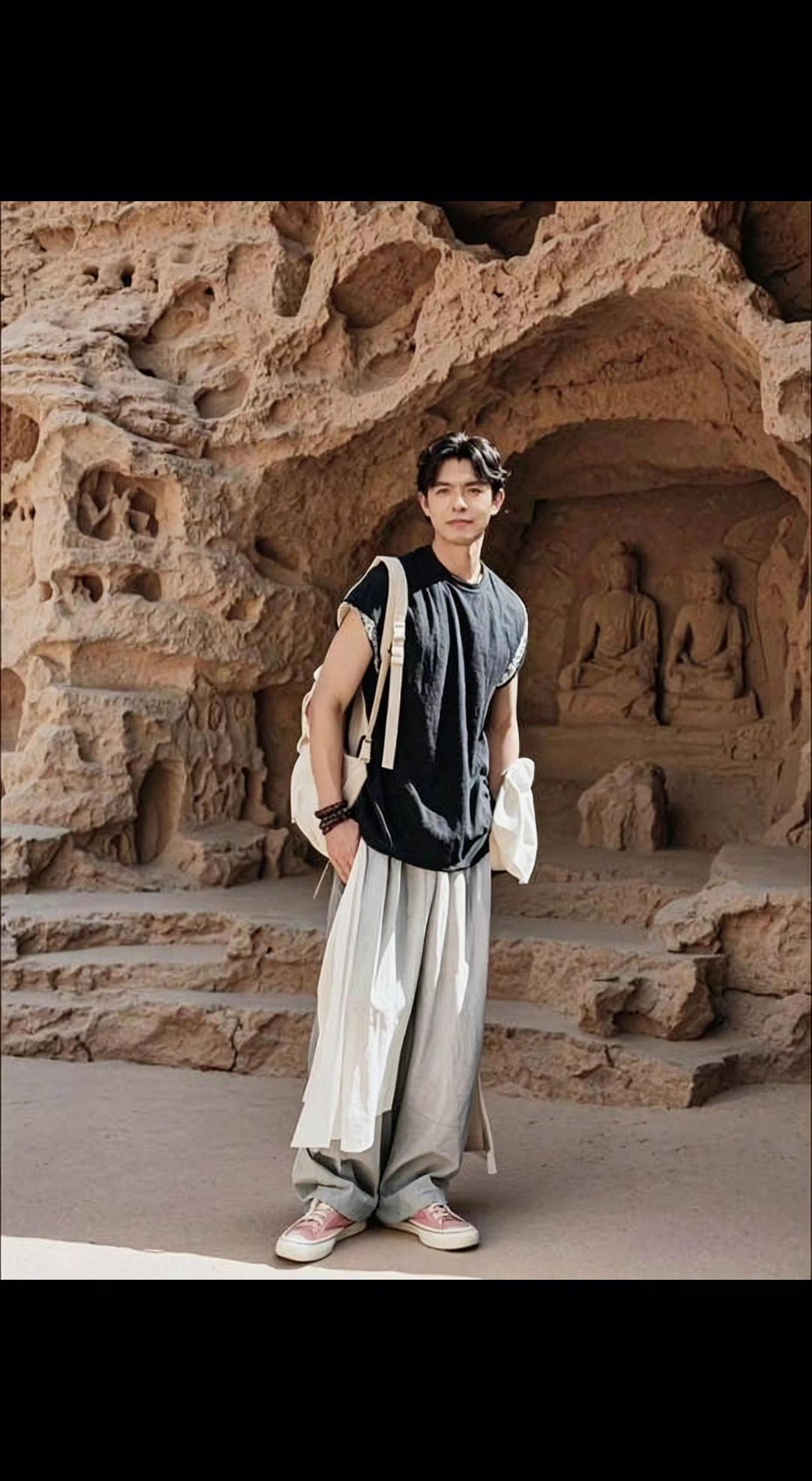 🗿石窟藏着千年低语，少年身影是时光新注的韵脚⏳。古今在此相拥，连风都成了屏息的