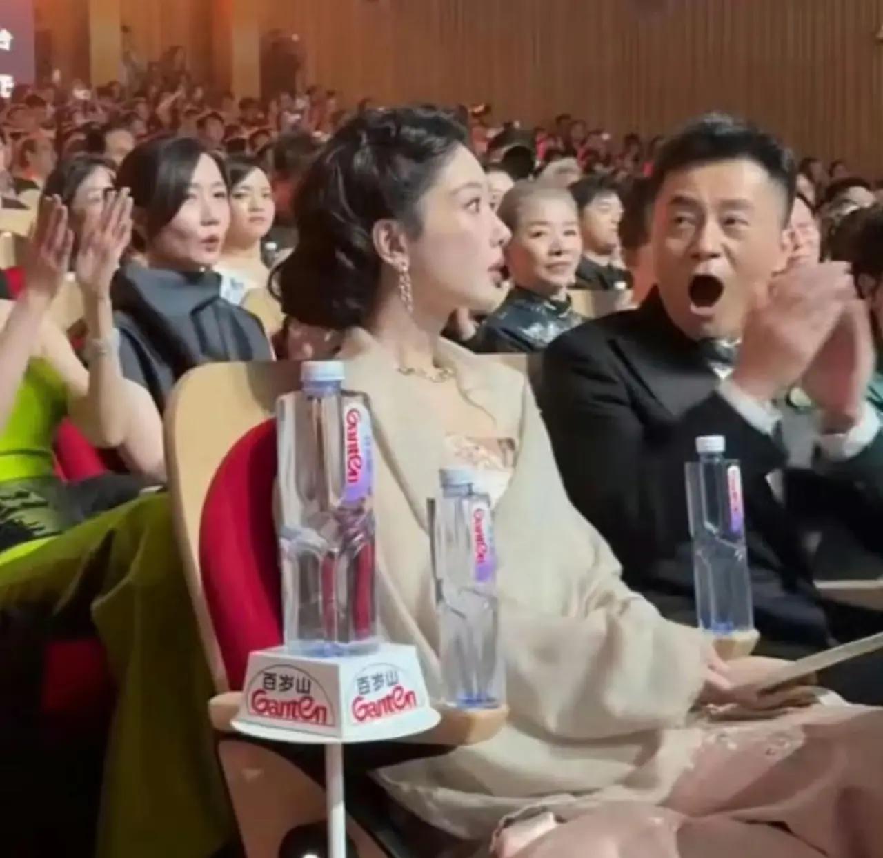 李雪导演好有意思，公布杨紫得奖时，比当事人反应还快，立马张着嘴巴看向杨紫，看得出