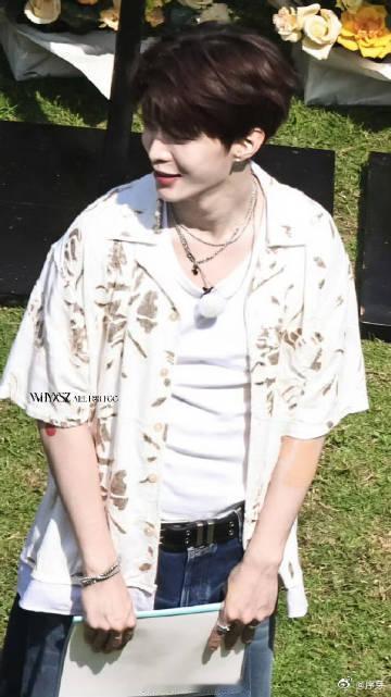 白鹿说范丞丞穿得像睡衣 范丞丞慵懒衬衫OOTD上线，本想轻松酷帅，白鹿却调侃：“