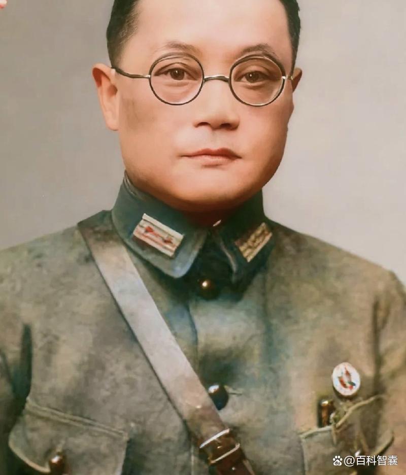 1949年，国军上将潘文华决定起义，却发现七姨太是特务，为了不打草惊蛇，他对七姨