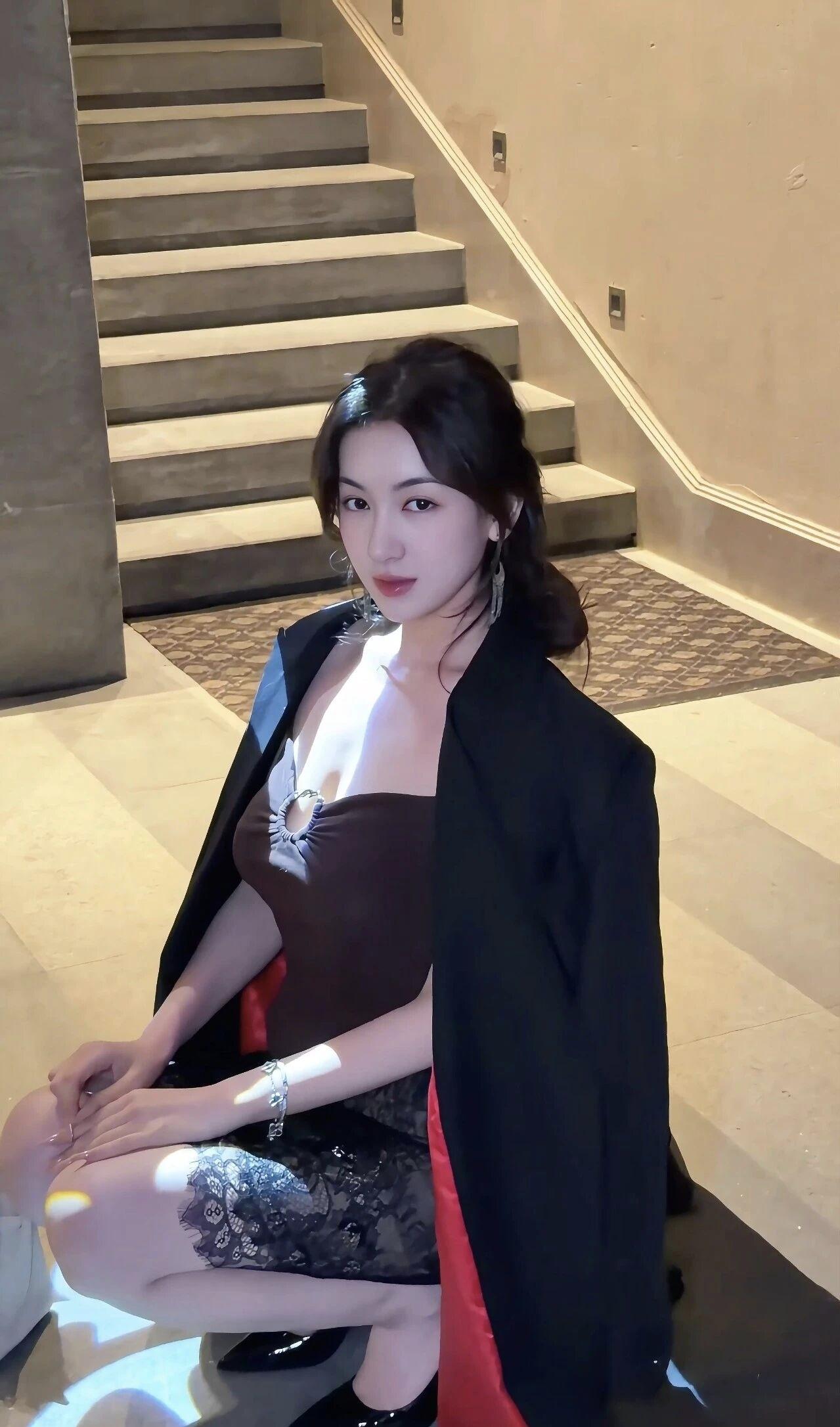 优雅黑裙，红唇轻启，楼梯下的迷人时刻