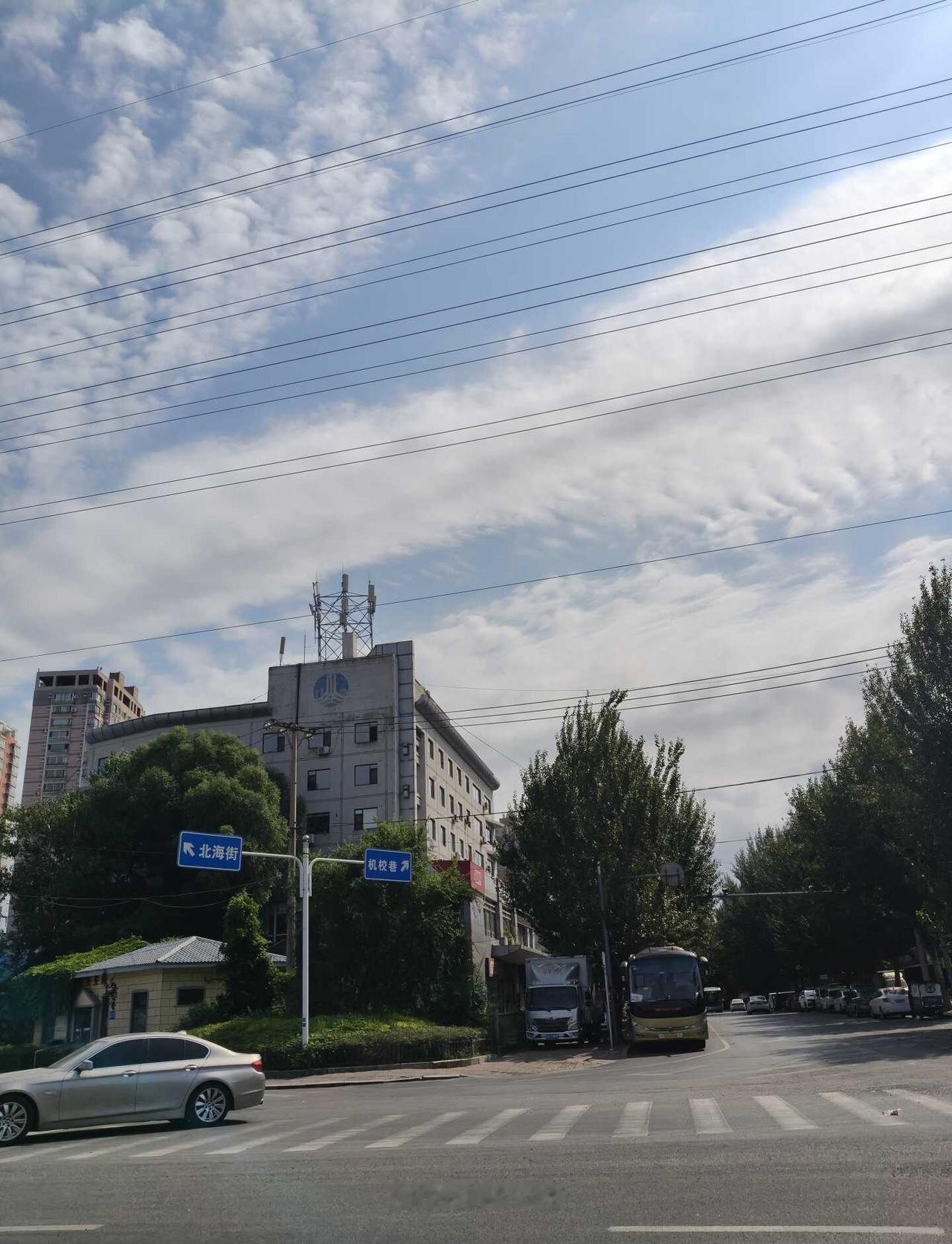 今天的风把云吹得软乎乎的✨ 街边的老楼衬着蓝天OPPO影像大赛 OPPOFind