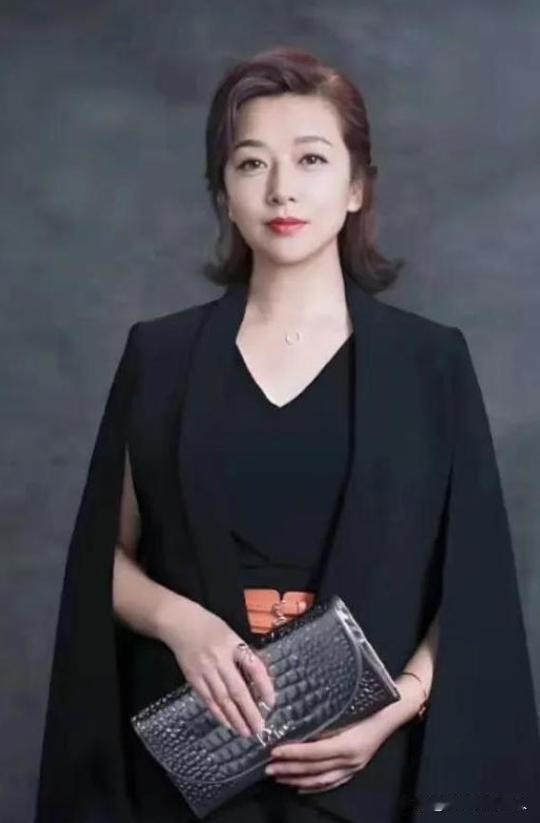 演员江珊说：“当年我跟高曙光离婚后，在工作时又遇到了小9岁的靳东，靳东他有次去昆