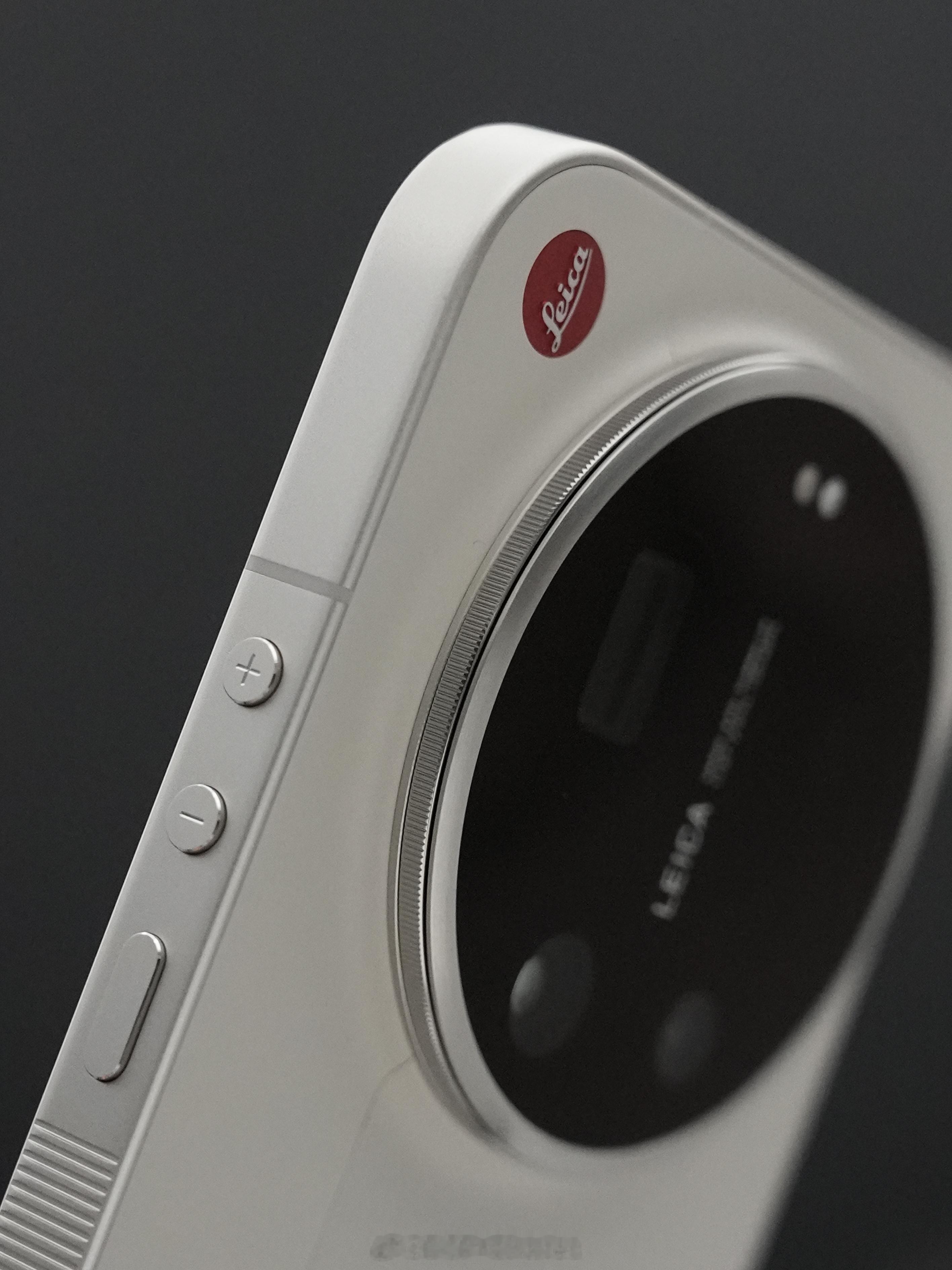 我其实挺喜欢17U徕卡版的机身设计圆形音量键、铭文、滚花边框超高端机型要匹配足够