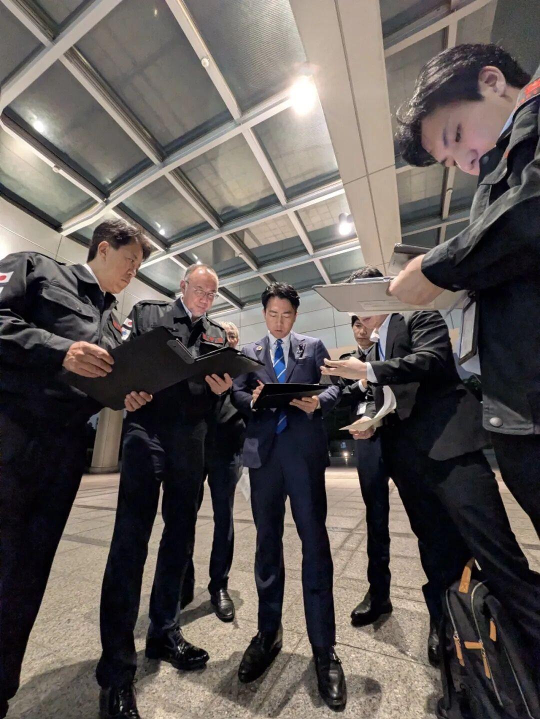 P图又翻车了！小泉进次郎修图摆拍争议刷屏全网，熊本地震灾区还有人等待救援，救灾紧