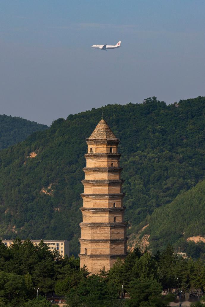 红色航线续写华章国航C919首飞延安国产大飞机 C919 落地革命圣地延安！CA