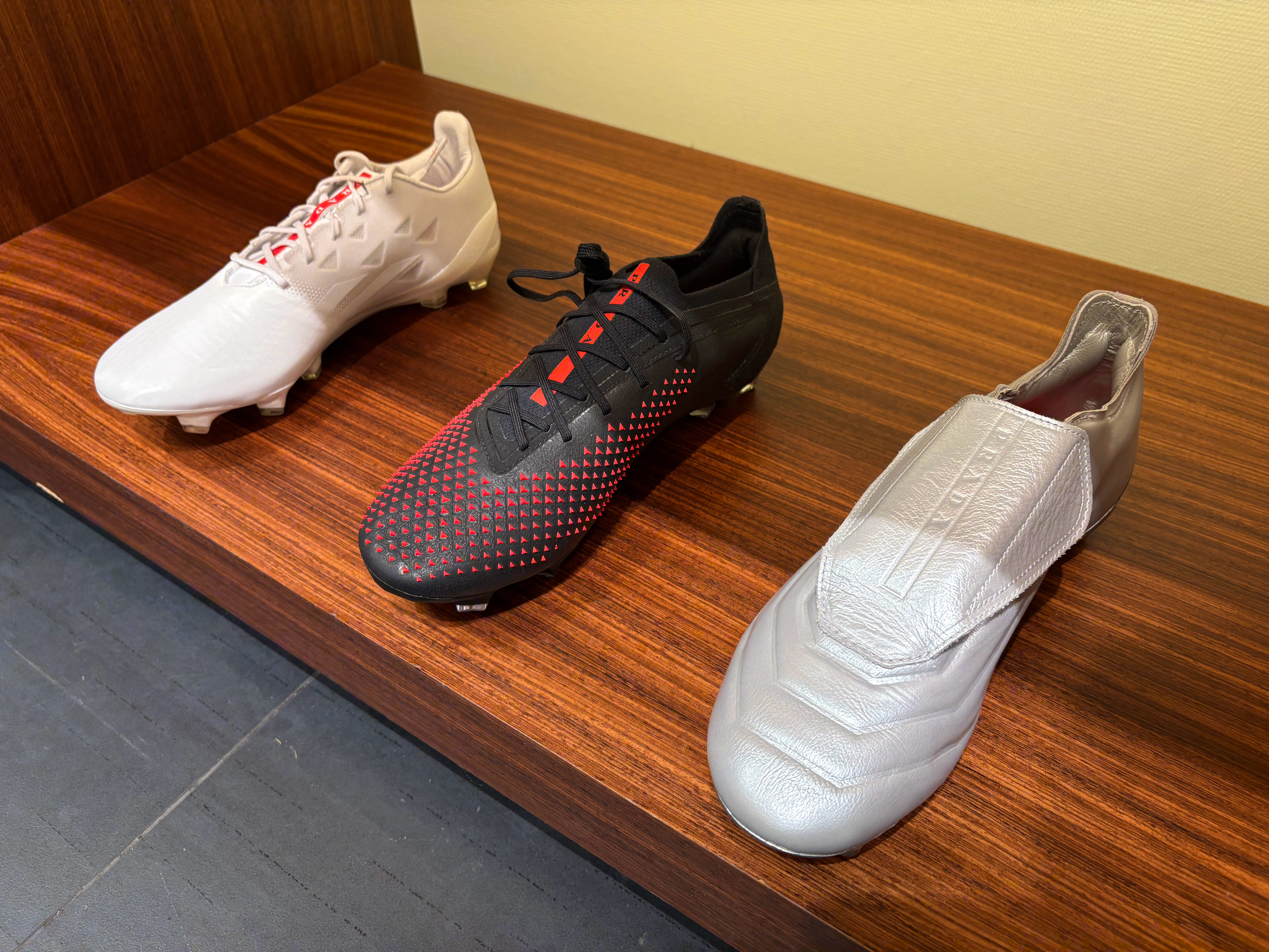 我还是头一次见Prada的足球鞋…怎么说呢，富豪一般很少从事足球这种太过平民的运