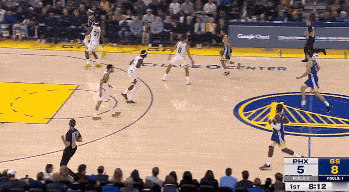 早早投开！回到主场的库里手感回来啦！
在今天NAB常规赛勇士对阵太阳的第一节比赛