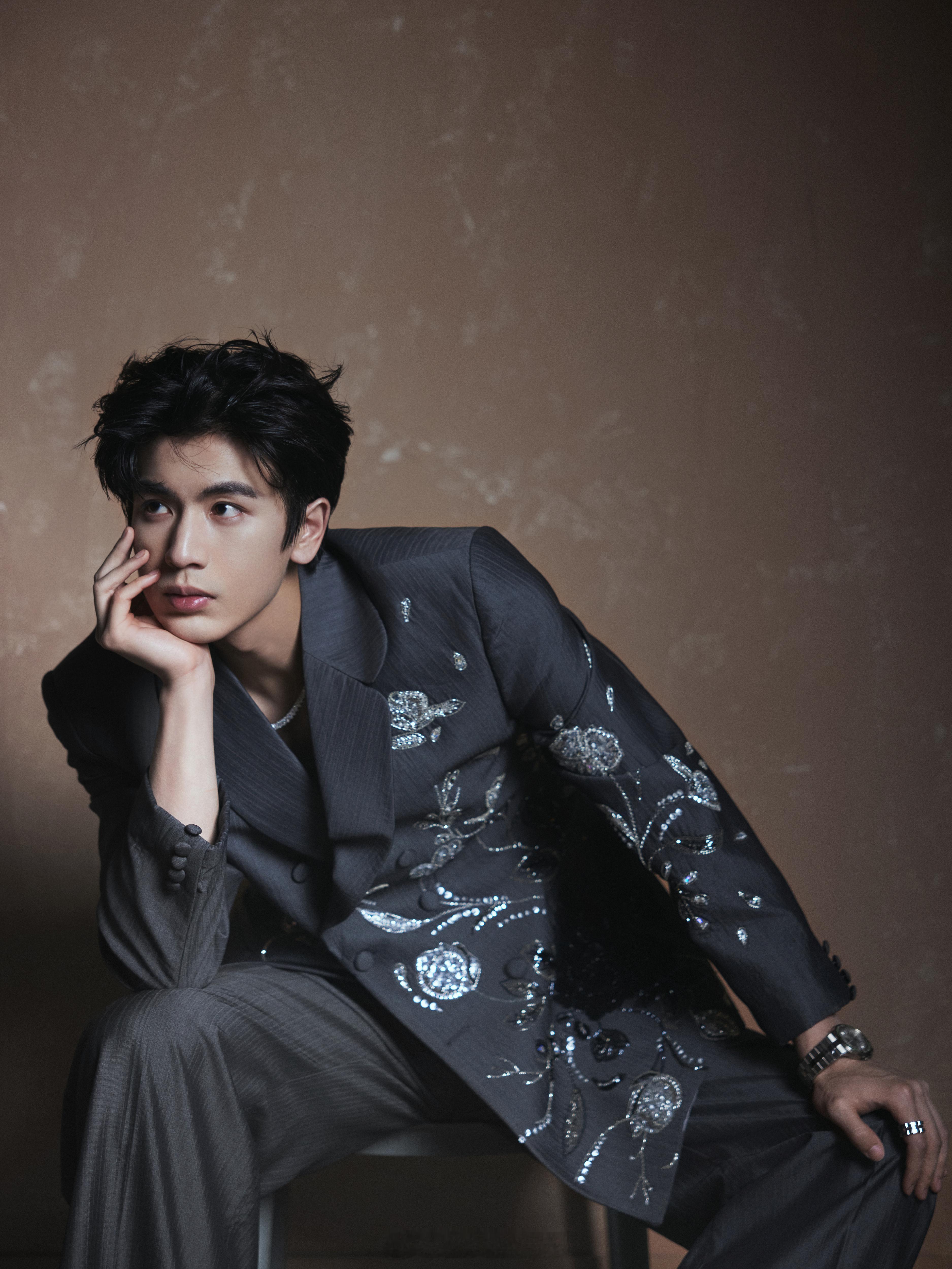 张凌赫珠片刺绣西服  张凌赫西装配运动鞋  帅哦！ 