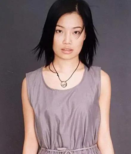 年轻时候的容祖儿长相很普通，在那个年代的香港演艺圈美女如云，显得她资色平平。
她
