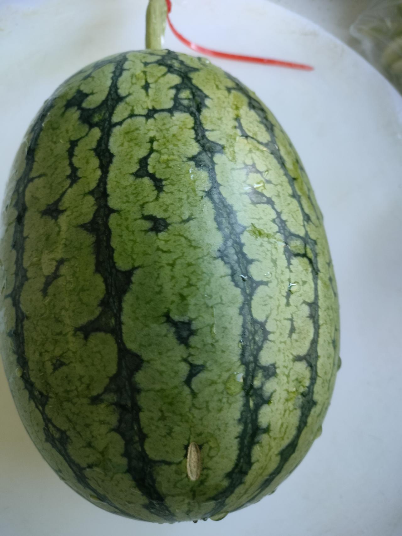一个麒麟瓜，两个人吃，是横着切呢，还是竖着切？
我和老公去买麒麟瓜，老公说：买个