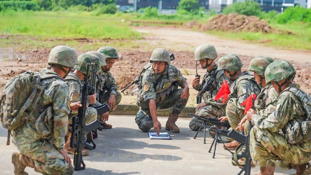 老8轮会不会改进？73集某旅粤东某野外训练场，进行一场无预案的合成营班战术实弹检