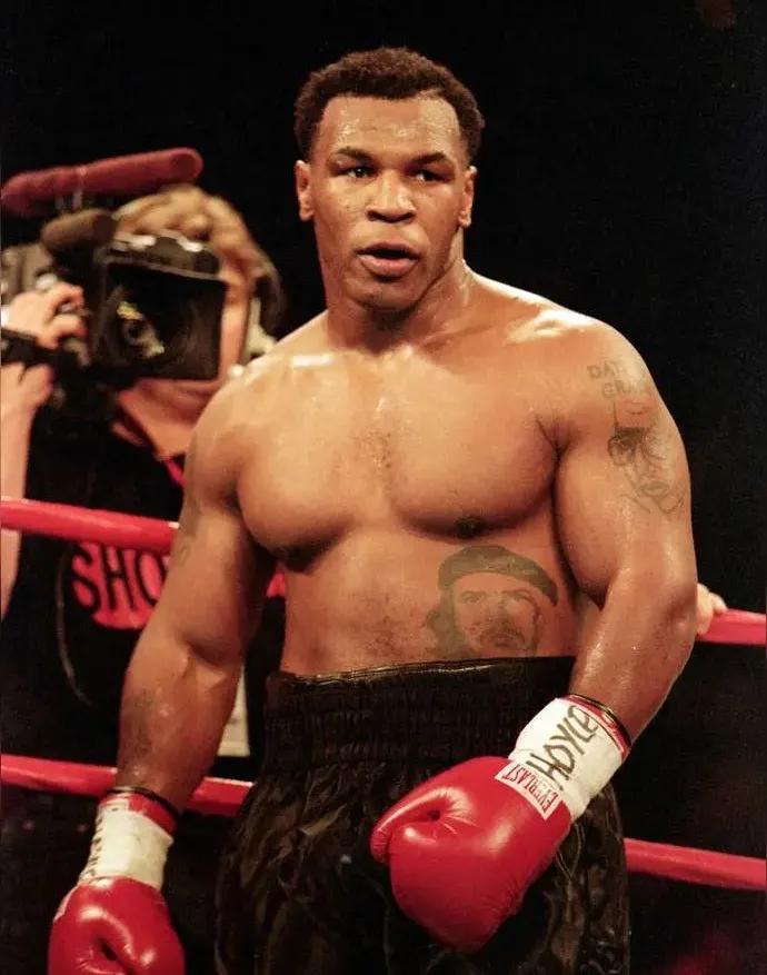 最喜欢的重量级拳手：迈克.泰森！他也许不在历史前五，但是我就是喜欢看他的比赛！