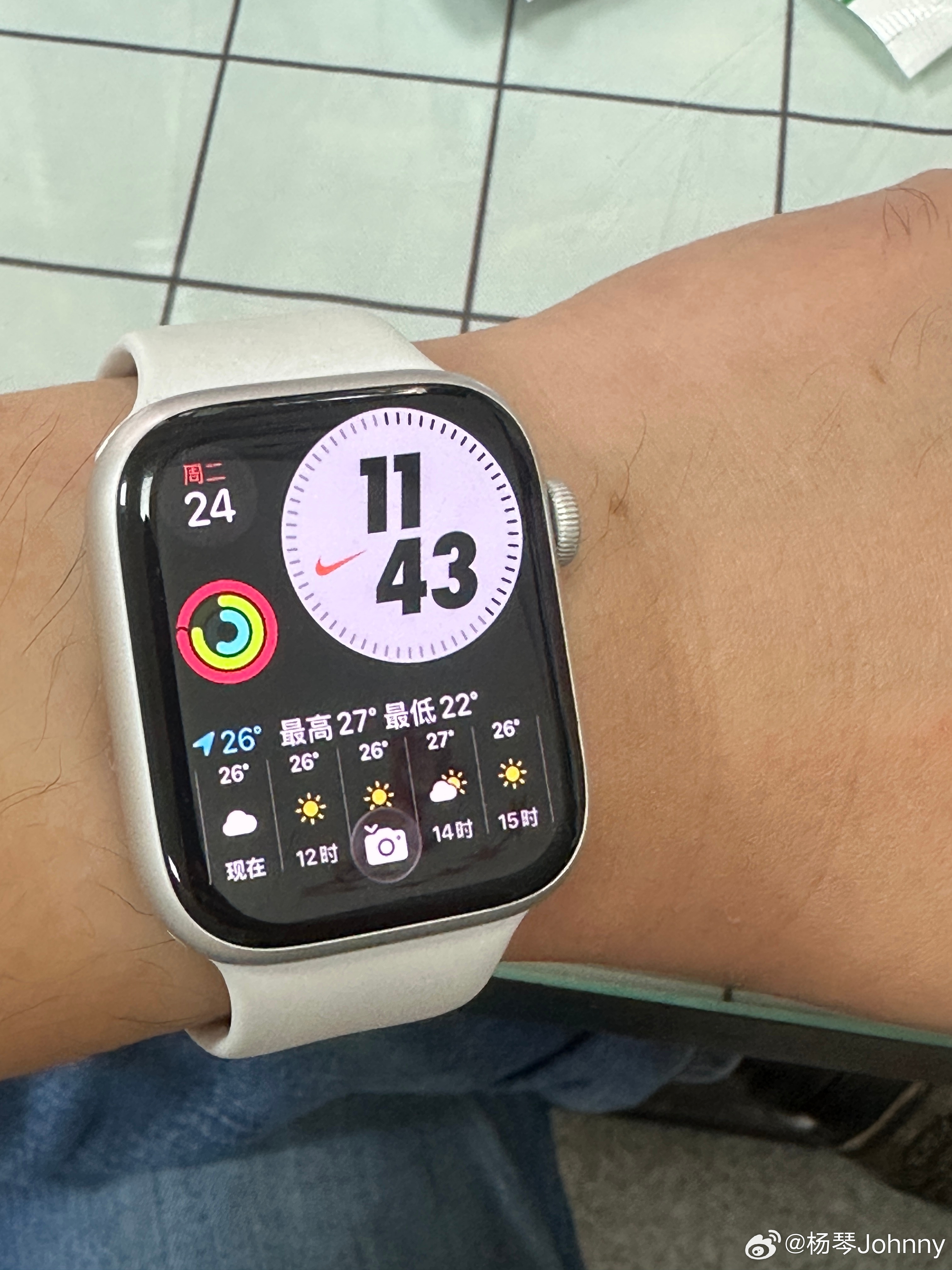 朋友跟我炫耀他刚买的华为D2手表还可以测血压，真厉害回头看了一眼我得I watc