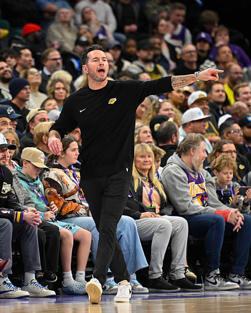 最近一直在琢磨以下问题，却找不到答案：-为啥只打了二十多场比赛，几乎都伤了个遍-