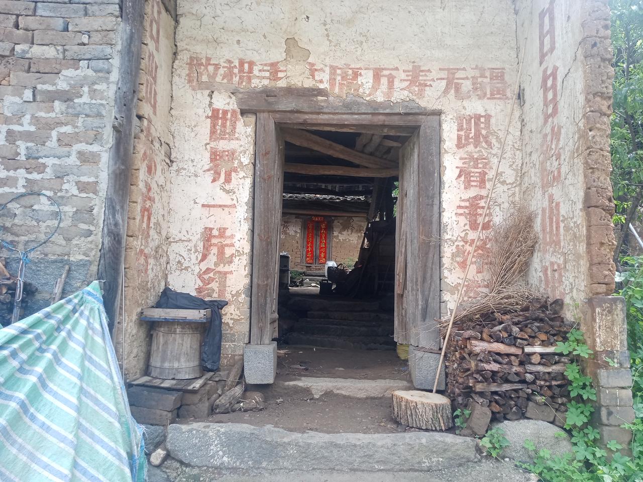 《唐湾镇叶湾村郭老屋老屋留痕》
 
枫林红叶
古宅门头字迹稠，
红标犹记岁华流。