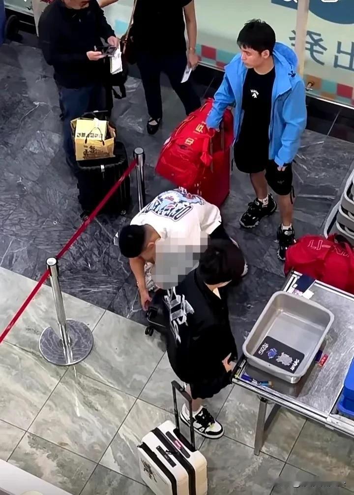头哥和小石头到机场安检了。

那安检严得不像话啊。

就说头哥吧，工作人员让他把