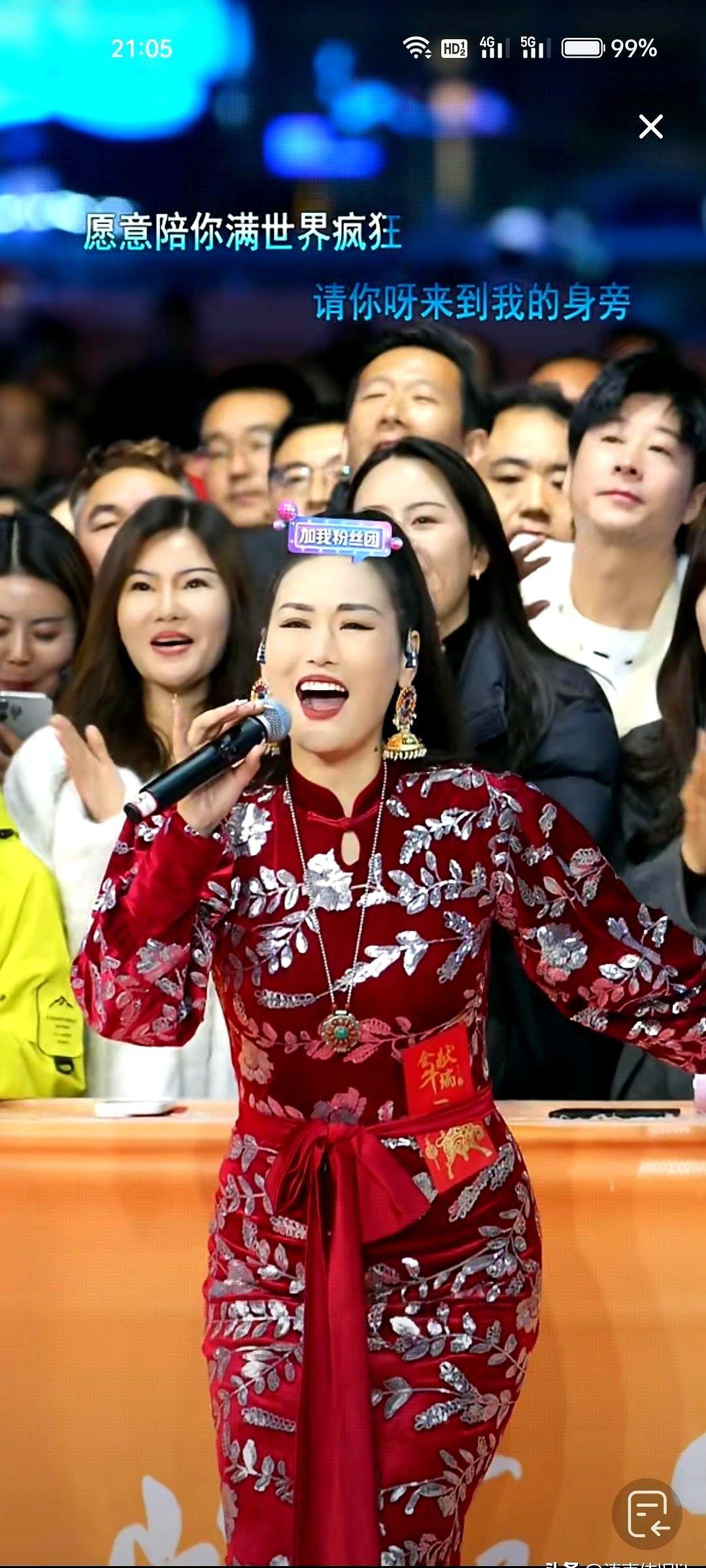 《野花香》原唱居然亲临奉节，现场都疯了。

2025年11月30日晚上，重庆奉节