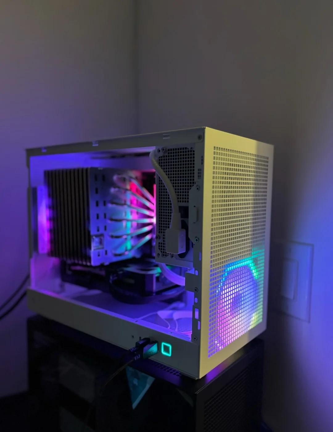 多伦多出中低配置台式机
搭载
	
处理器 Intel i5 - 14400f
显