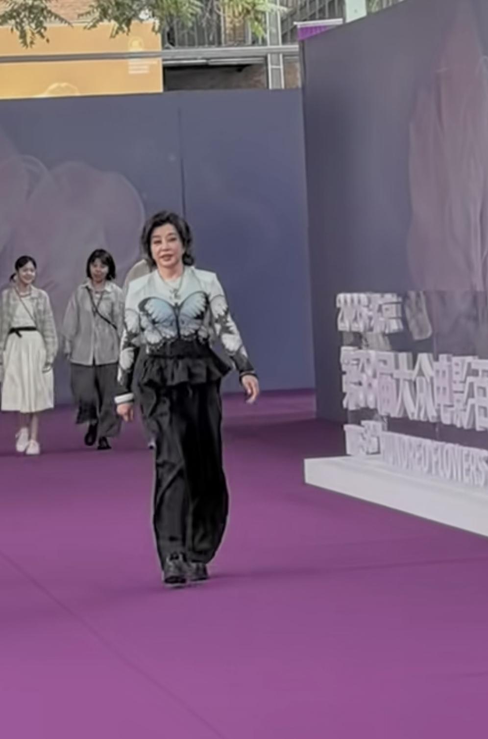官司缠身的刘晓庆神采奕奕的走在百花奖提名表彰大会的红毯上。这个女人真的太不简单了