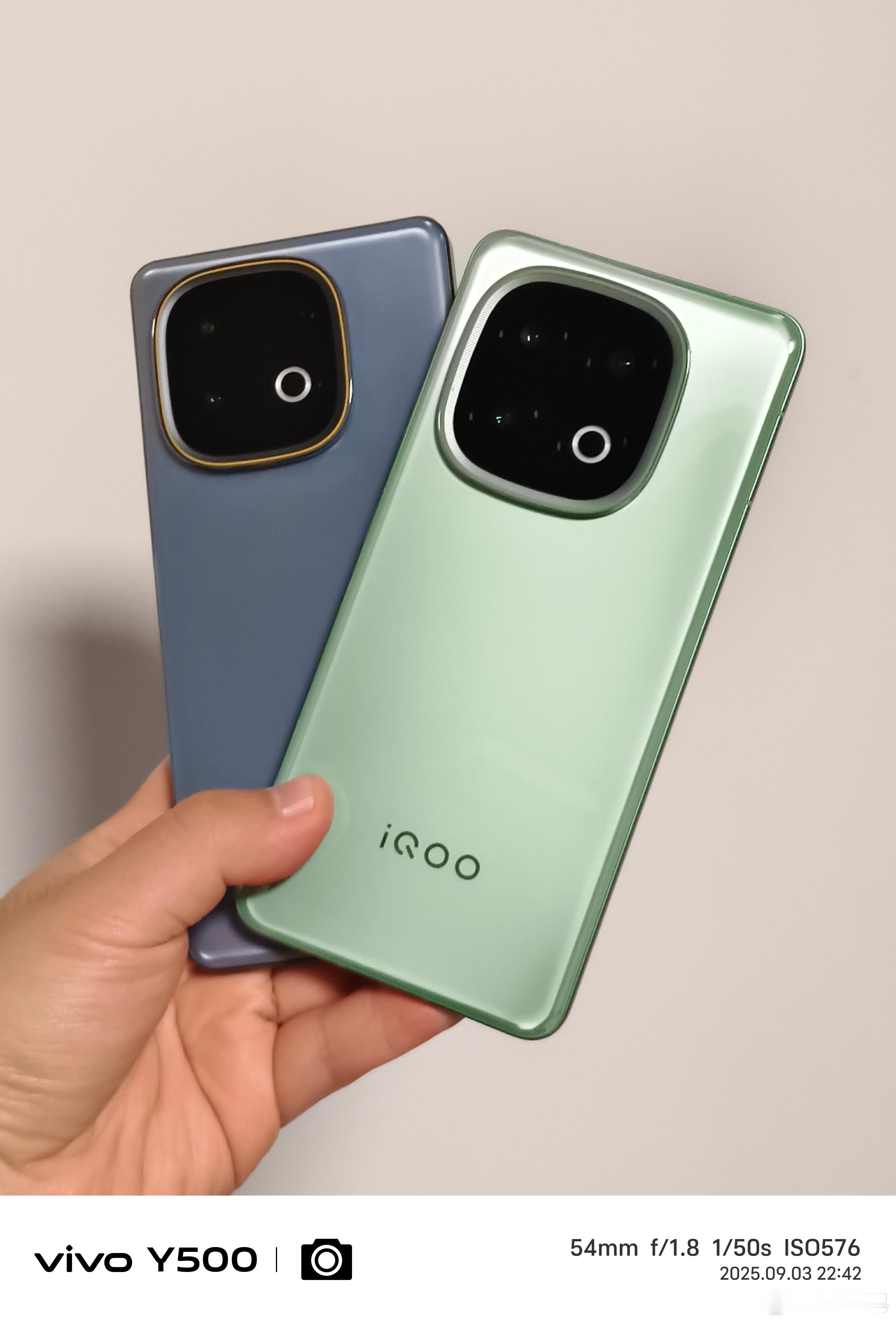 你们说iQOO 15还会保持这样的设计ID吗？ ​​​