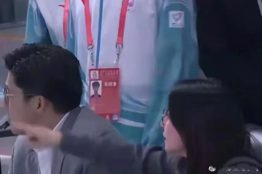 郭晶晶霍启刚全运会合体撒糖！总裁变迷弟狂拍老婆，网友：甜到齁！！！！！ 