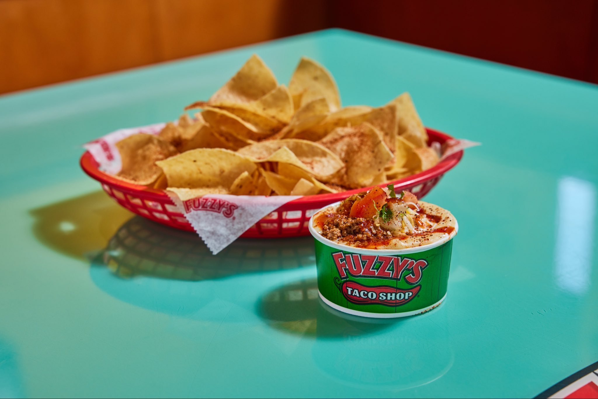 卡森华莱士与Fuzzy’s Taco店携手合作，推出了一款加料芝士酱，该单品仅在