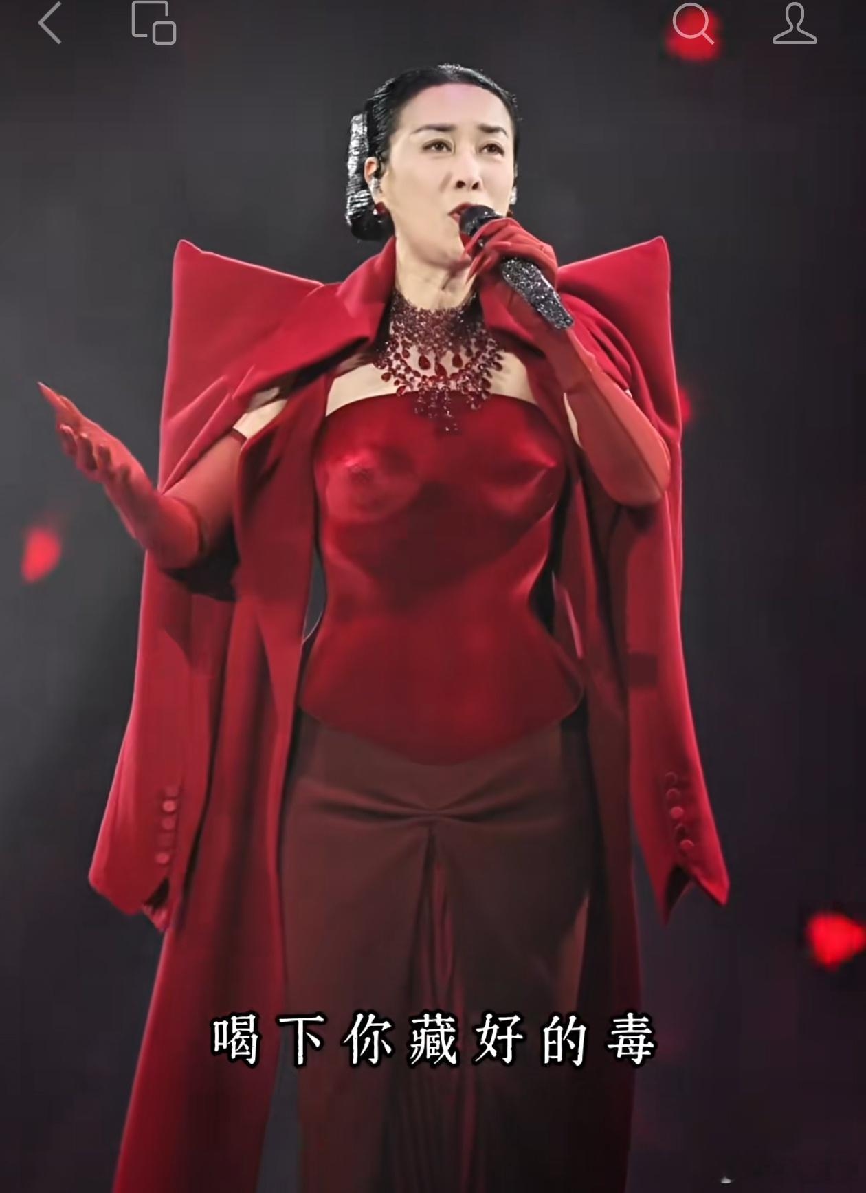 宽窄观察 那英这演出服装，你服不服？必须得说，服！而且是那种被硬控住的“大写的服
