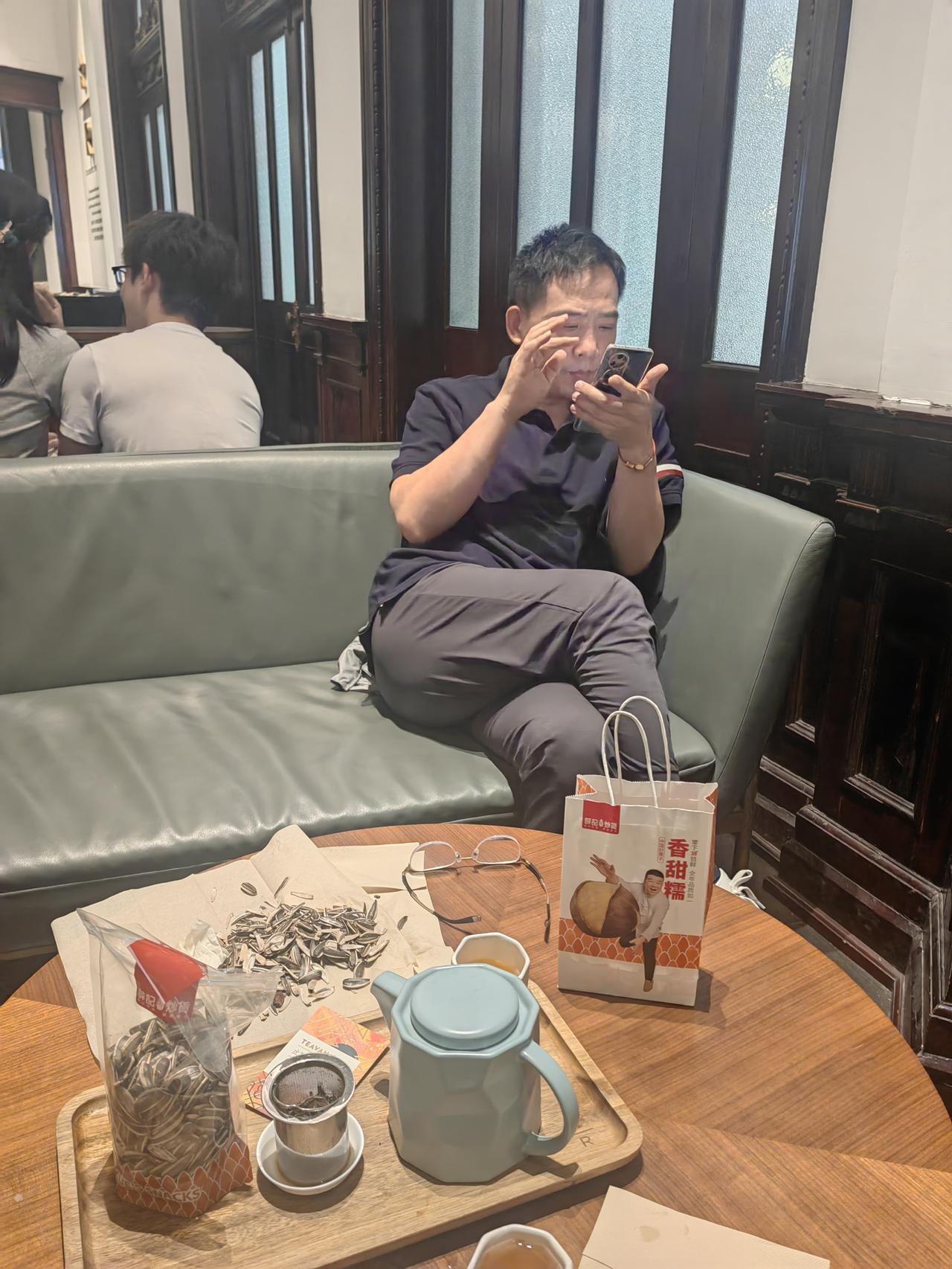 吃过中午饭，歪在咖啡馆里呆上一下午！