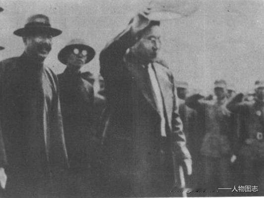 1937年5月27日，西安各界群众在机场欢送杨虎城离陕赴沪出国。杜斌丞(前排左一